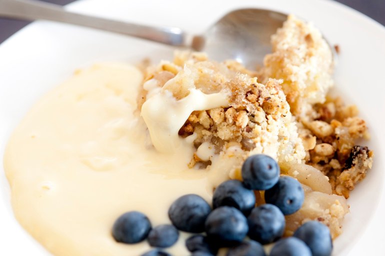 Apple blackcurrant crumble