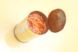 Tin of canned spaghetti in tomato sauce