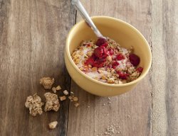 Crunchy breakfast cereal with fresh berries