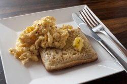 scrambled eggs with a crumpet