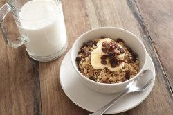 muesli with fresh bananas and raisins