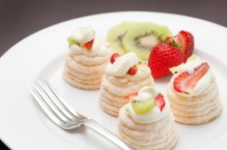 Meringue dessert with kiwi and strawberries