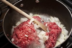 Browning beef mince and onions in a pan