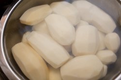 peeled white potatoes underwater