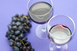 Red wine with a bunch of grapes